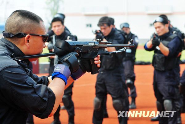 3月26日,公安特警突击队队员在训练微型冲锋枪快速瞄准.