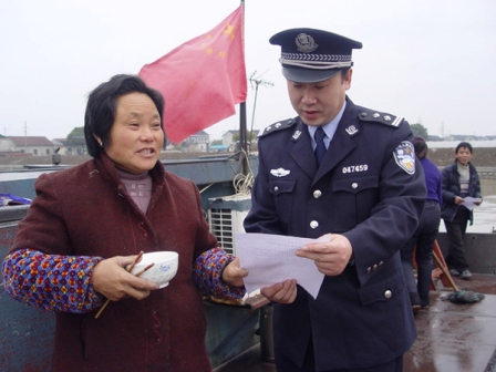 上海嘉定公安分局水上所看船爱民实践活动侧记