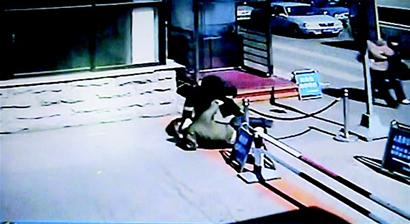 歹徒持斧袭击警卫 武警一招制服