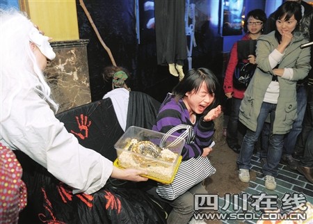 想看免费电影?“蛇群”中拿门票_新闻中心_新浪网