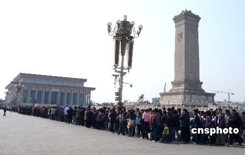 数万民众今日参观毛主席纪念堂(组图)