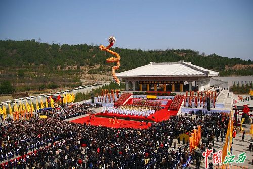 八千中华儿女陕西黄帝陵公祭祖先