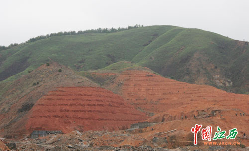 远处与近处的山形成了鲜明的对比,该厂周边的858亩山地几乎寸草不生