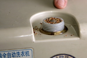 国内新闻 正文■齐先生家的洗衣机进水口被自来水中的沙子