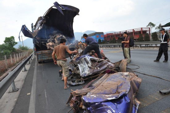 云南高速路发生翻车事故20人死亡21人受伤(图)