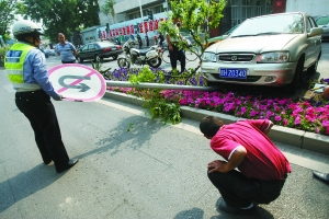 轿车撞倒指路牌