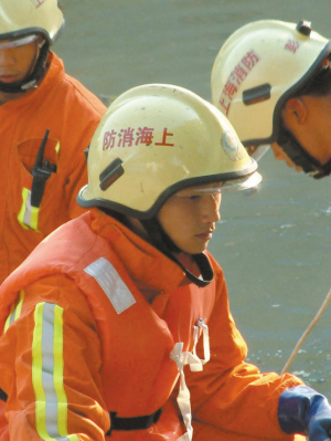 在被压在废墟下近125小时后,20岁的小伙子蒋雨航被上海消防特警救出