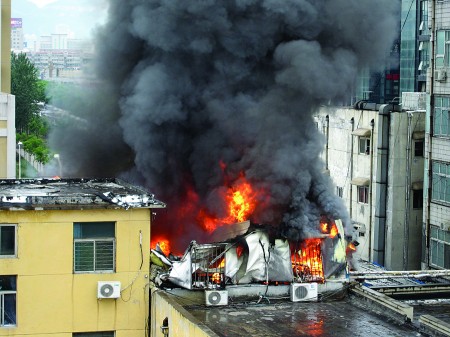 省城一学生公寓楼顶着火 疏散及时,未造成人员伤亡