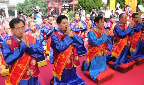 国内新闻 正文 主祭人行三拜九叩之礼 中国台湾网