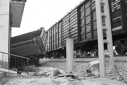 货车撞火车 司机当场亡