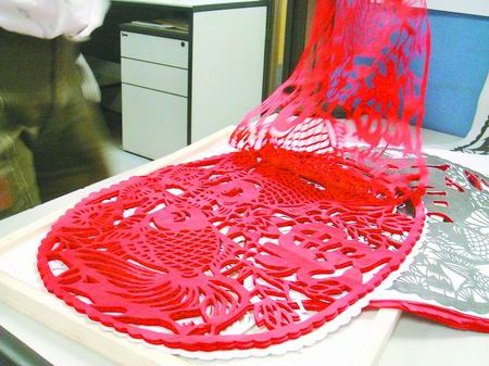 收押金、回收作品,但记者找的有10多年剪纸经