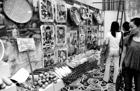 小学生画笑脸 展现震后成都仍美丽