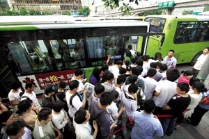 但记者联系到负责930路公交车的八方达通州分