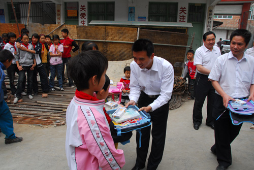 湖北福彩中心爱心使团走进汉源捐助灾区孩子