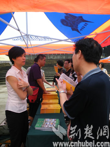 香港大学招生主任唐可怡接受家长咨询