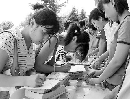 大学生成捐赠图书主力军 收到的图书多为英语