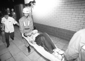 男子爬进<em>女厕</em>粪池 119拆公厕救出_新闻中心