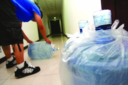 大桶水渗水泡坏地板 旧桶周转期限缺位暴安全