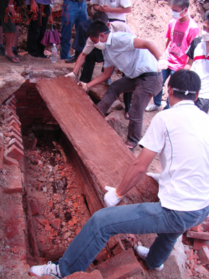 漳州市区漳响路排洪沟改造工程的工地上,挖出了一座古墓,墓里3口棺材