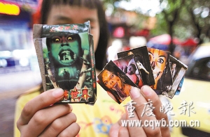 小学门前的摊贩兜售的恐怖图片十分吓人 记者 冉文 摄