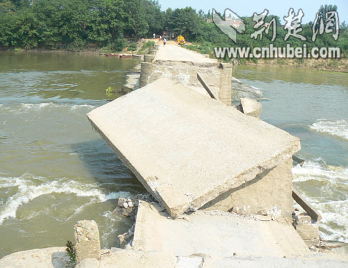 白沙大桥部分桥面坍塌 孝昌县政府启动应急预案
