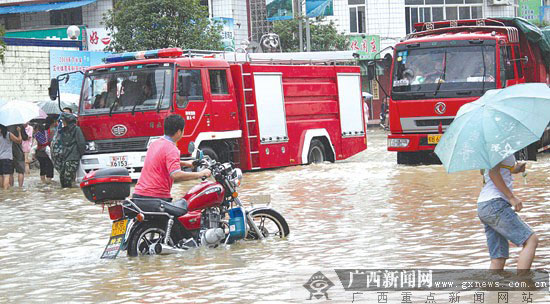 广西融水大半个县城被淹15万人受灾(组图)