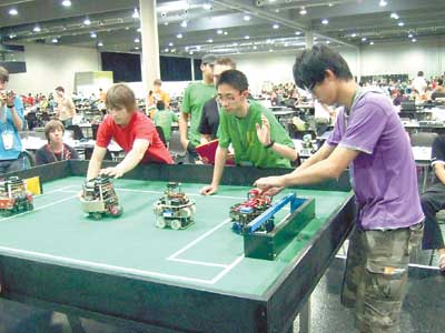 重庆八中两学生机器人足球赛夺亚军