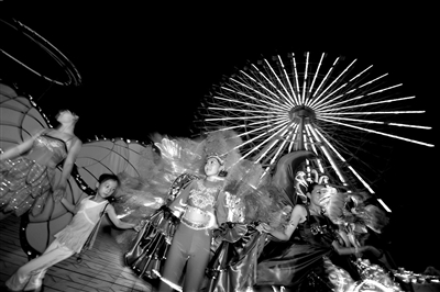 石景山游乐园首开夜场