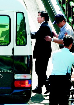 陈水扁今日出庭时跛脚表情痛苦(图)
