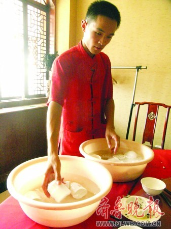 高考一结束,泰安学子靳恩辉就到济南来端盘子