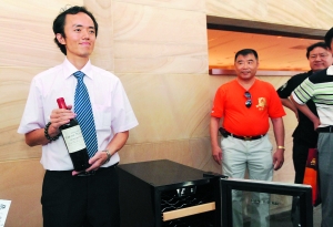 酒博会拍出200万&ldquo;天价红酒&rdquo;