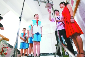 清华紫光向三所打工子弟小学捐助红外线测温仪