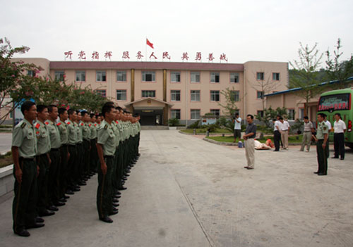 来凤县县领导看望慰问驻军部队和重点优抚对象