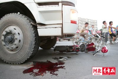 水泥搅拌车撞伤骑车女孩