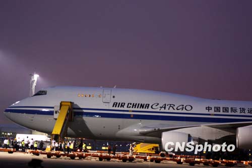 大陆所捐两批救灾物资下午相继抵台(组图)