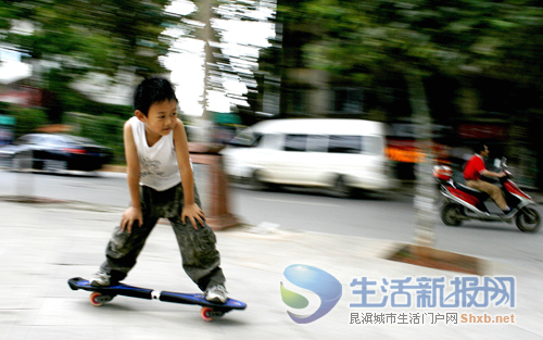 昆明街头滑板少年多 骨伤越来越多