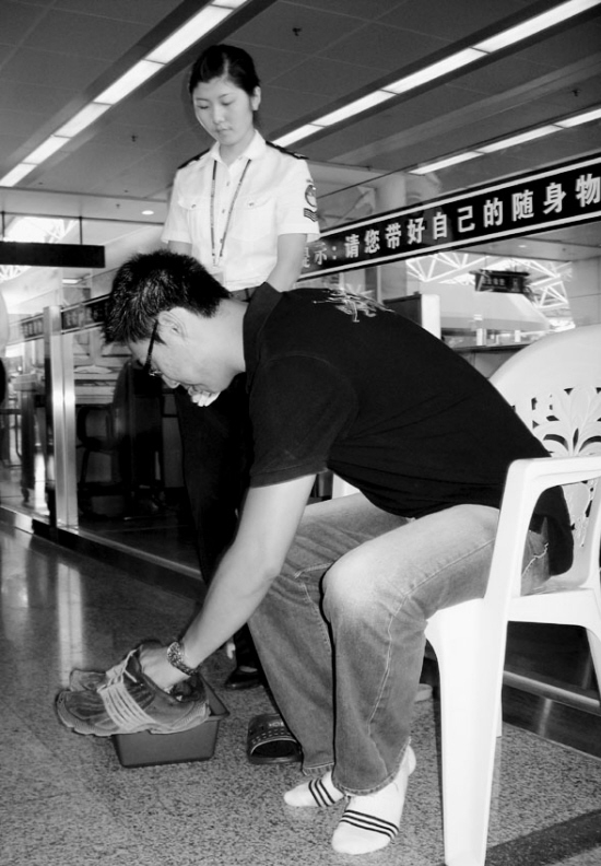 桃仙机场安检要"脱鞋解带"