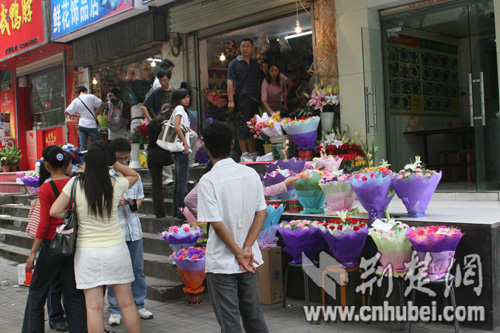 一天只吃一顿饭_人均6000元一顿饭吃(3)