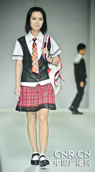 广州学生模特T台展示新款式中小学校服样式
