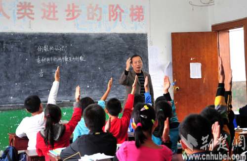 姚红,张国荣)9月18日,宜昌市夷陵区实验小学与邓村乡邓村小学在全区