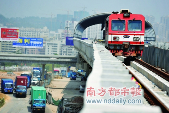 汽车地上跑 地铁天上走 大运地铁线昨日开出第