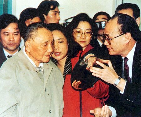 1992年1月20日,邓小平同志南巡视察深圳先科激光公司.