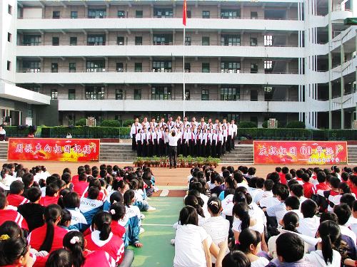 来凤县教育系统师生高唱红歌迎国庆
