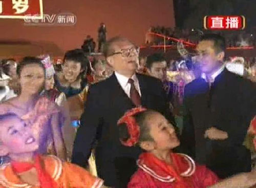 党和国家领导人步入广场联欢区(组图)