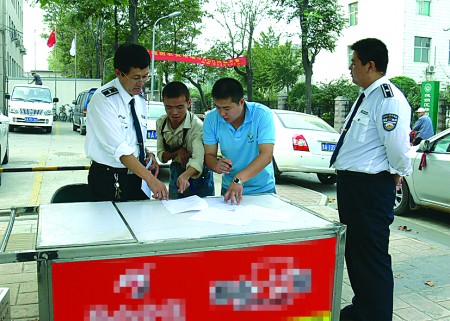 残疾小伙用上了售报车