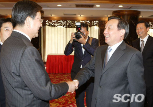 国新办主任王晨会见韩国中央日报会长洪锡炫