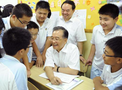 温家宝谈在中学听课感受强调树立先进教育理念