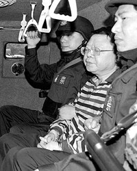 杨天庆刘钟永上午分别被押上法庭