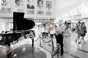 医院大堂奏钢琴任一窗口可挂号