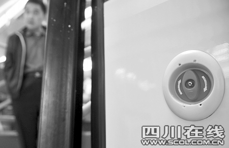 12米新公交亮相上下车只需跨一步